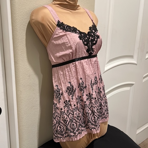 NWT Women’s Size Medium Blouse Top, Dusty Rose Black Accents Ties in back, Lace - Picture 2 of 6